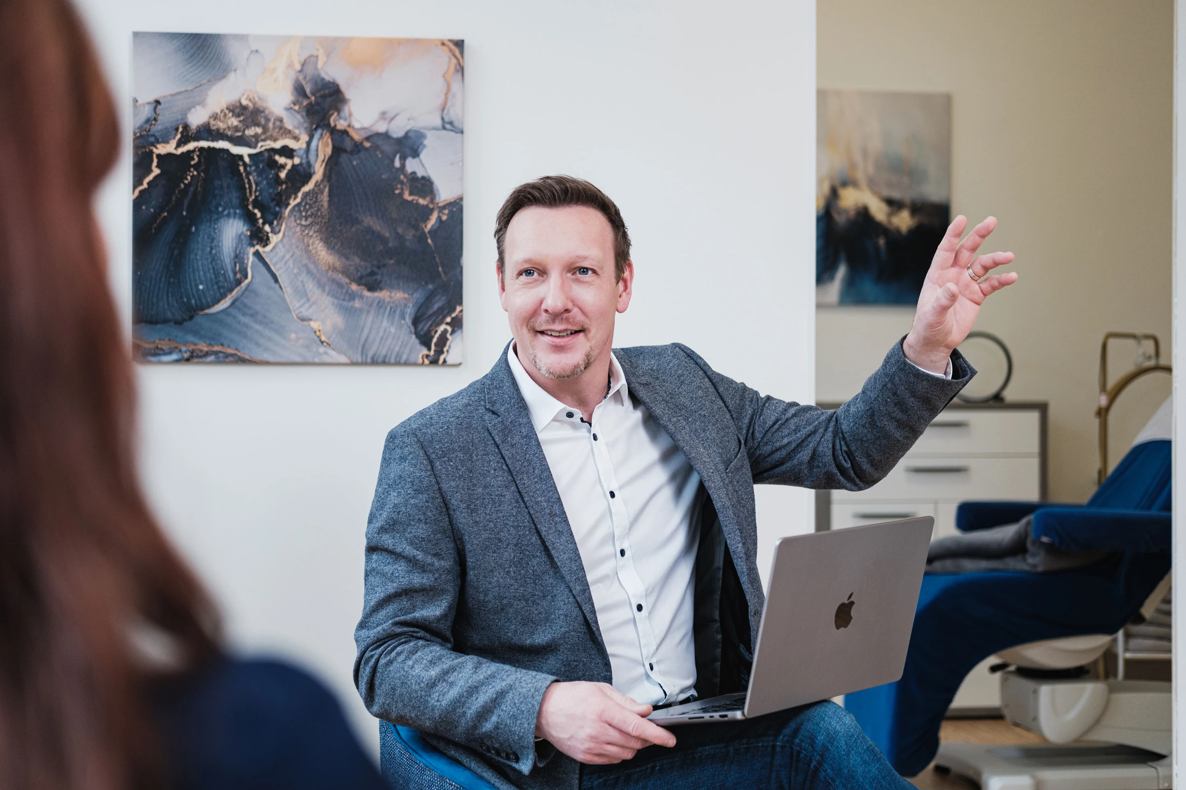 Thomas Pretschner im Beratungsgespräch mit einer Gesprächspartnerin und Laptop